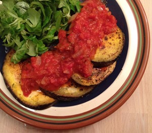 Auberginbiffar med bovete och tomatsås