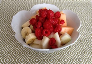 Fruktsallad med päron, nektarin, banan, hallon